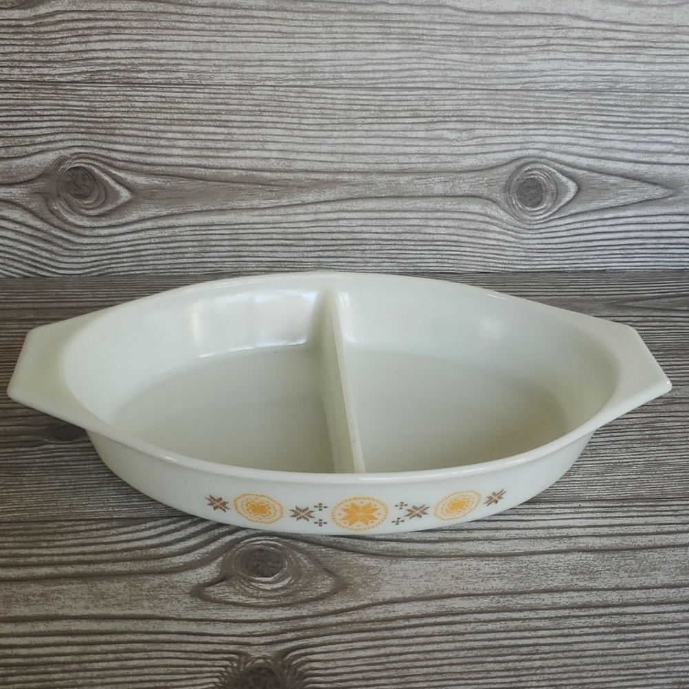 Pyrex Town and Country divide dish vintage
